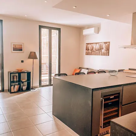 4 Pièces Rénové Terrasse Coeur De Ville * Le Lavandou
